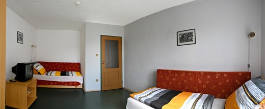 Pokoj_2_apartmá_druhý pokoj_pohled od okna.jpg
