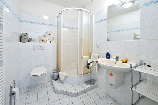 Pokoj_2_apartmá_koupelna.jpg