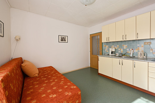 Pokoj_2_apartmá_ první pokoj_pohled od okna ke vstupu.jpg