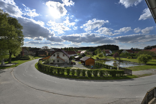 Výhled z okna pokoje 2 (apartmá) a pokoje 1.jpg